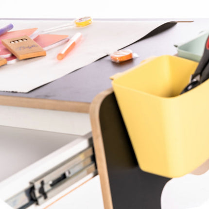 Dětský stůl se zásuvkou + 2 židličky + doplňky