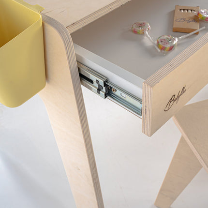 Dětský stůl se zásuvkou + 2 židličky + doplňky