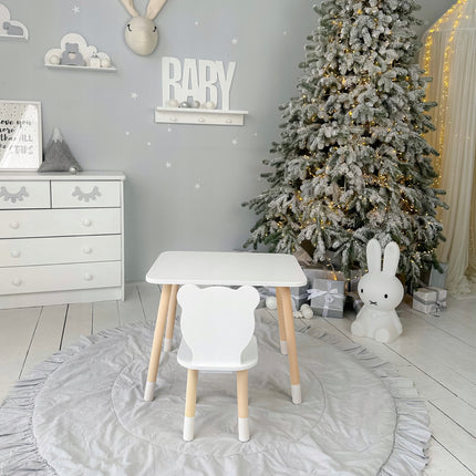 Dětský psací stůl a dřevěná židlička medvídek