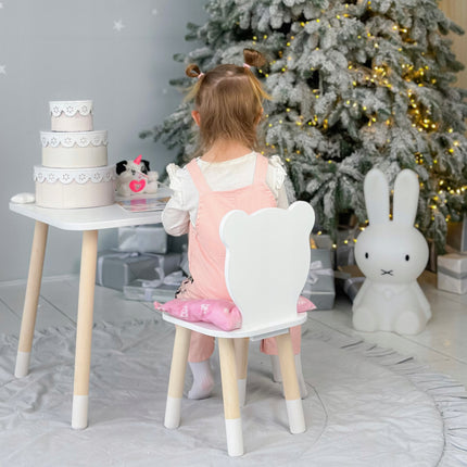 Dětský psací stůl a dřevěná židlička medvídek