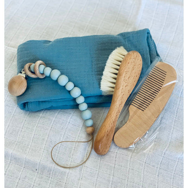 Hřeben a kartáč, přívěšek  na dudlík, plenka Dárková sada pro miminko - 4 ks Baby shower - modrá