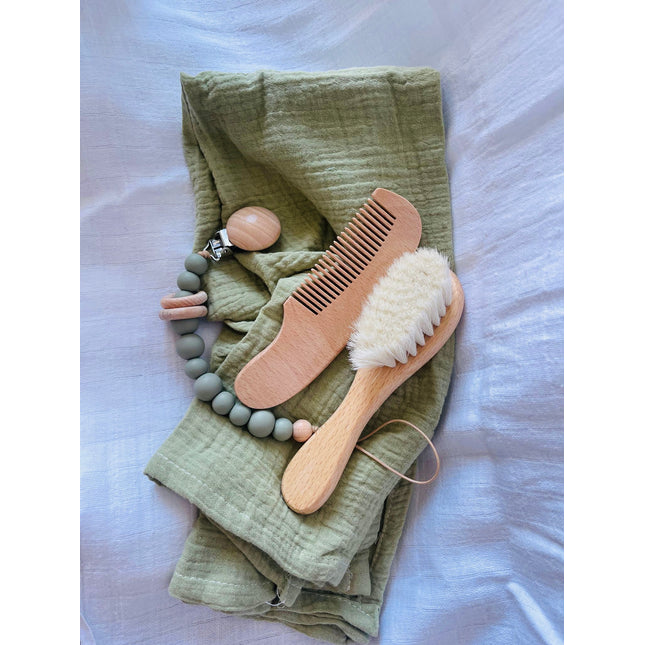 Hřeben a kartáč, přívěšek  na dudlík, plenka Dárková sada pro miminko - 4 ks -Baby shower zelená khaki